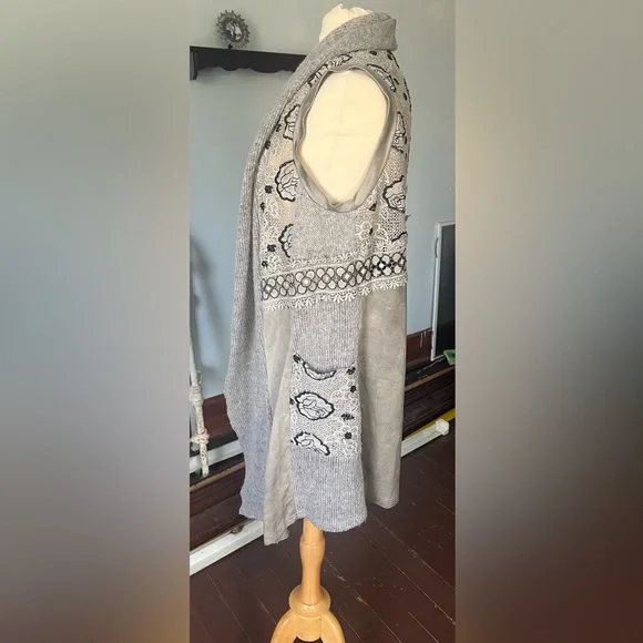 NEW Vintage brand  Gray Women's sleeveless Cardigan with Black Embroidery - Picture 6 of 6